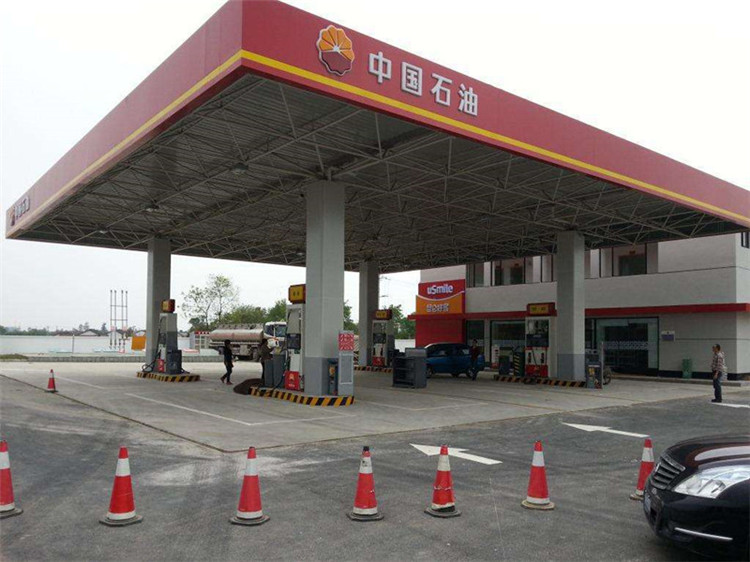 加油站是指為汽車(chē)和其它機(jī)動(dòng)車(chē)輛服務(wù)的、零售汽油和機(jī)油的補(bǔ)充站，一般為添加燃料油、潤(rùn)滑油等。